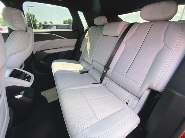 2024 Cadillac LYRIQ Luxury 1