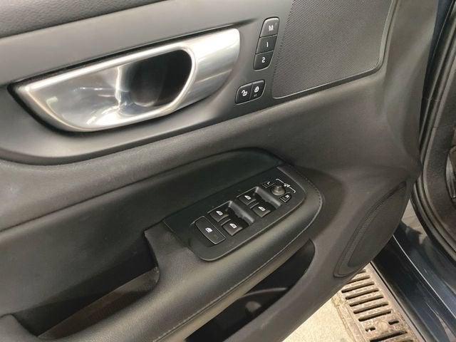 2024 Volvo S60 Core Dark Theme