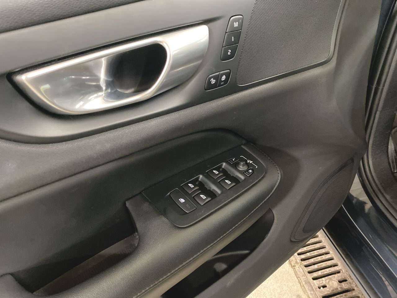 2024 Volvo S60 Core Dark Theme