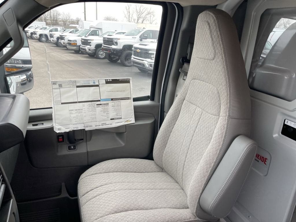 2025 Chevrolet Express Cutaway 3500 1WT