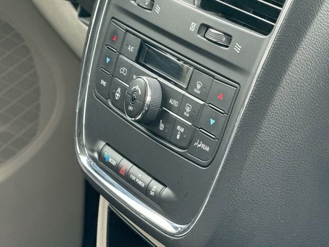 2016 Chrysler Town & Country Touring-L