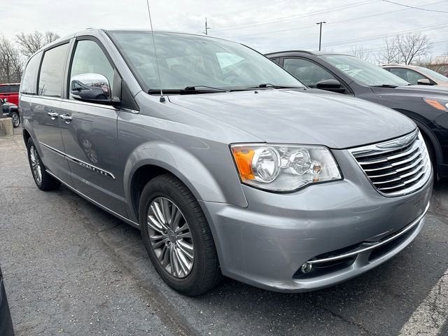 2016 Chrysler Town & Country Touring-L
