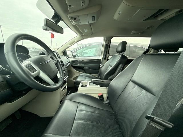 2016 Chrysler Town & Country Touring-L