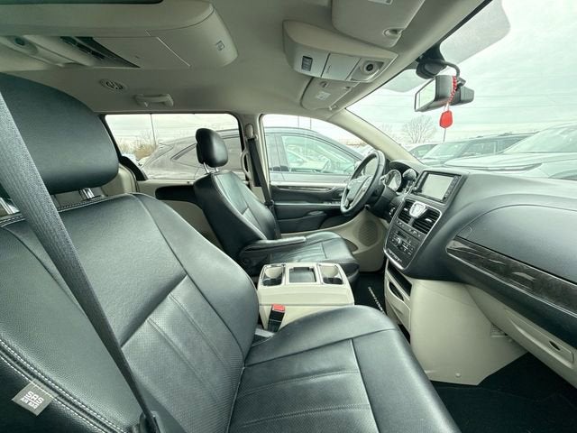 2016 Chrysler Town & Country Touring-L